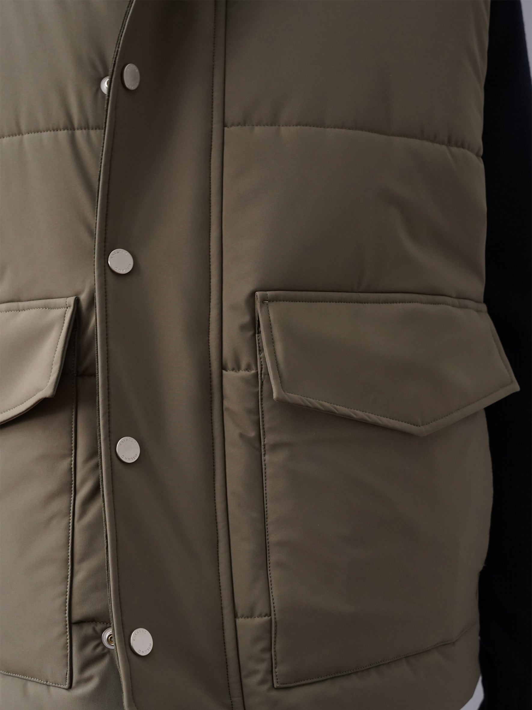 Khakifarbene Daunenweste